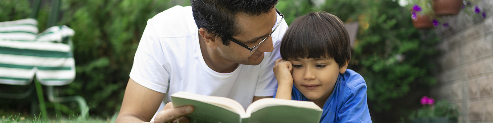 Vader en zoon lezen een boek