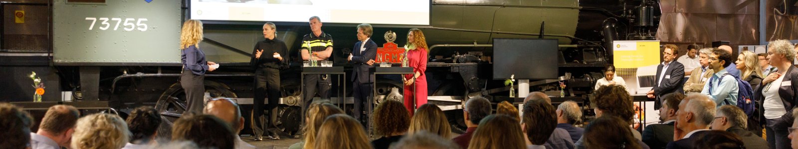 Bezoekers luisteren naar een panelgesprek tijdens het Utrecht AI Labs evenement