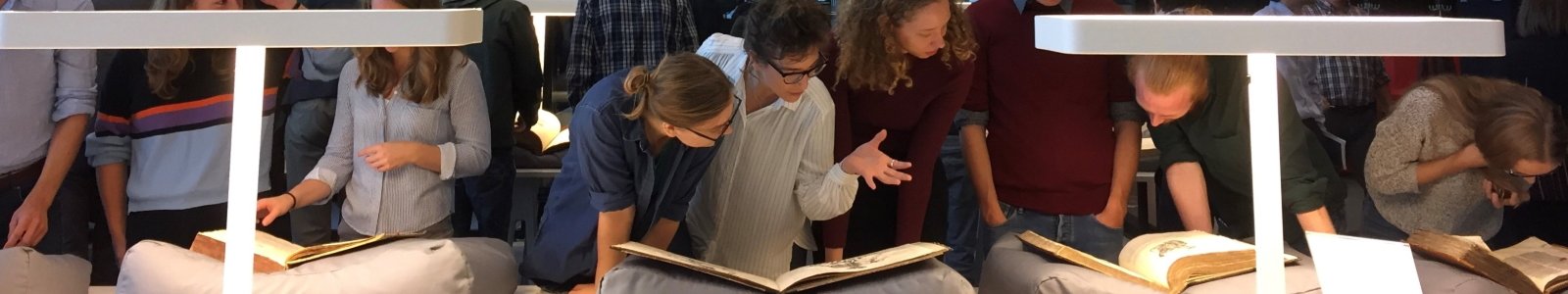 Studenten krijgen een werkcollege in de kaartenzaal van de Universiteitsbibliotheek Utrecht