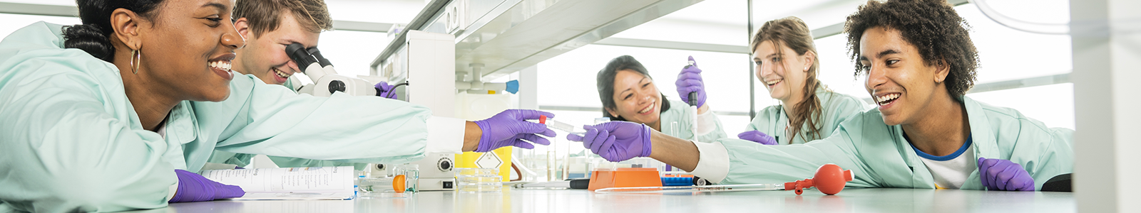 Studenten en docent Biomedische wetenschappen volgen onderwijs in het laboratorium