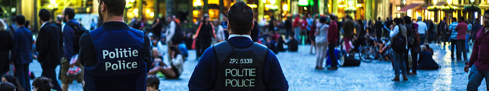 Belgische politieagenten bewaken Brussels plein bij schemering