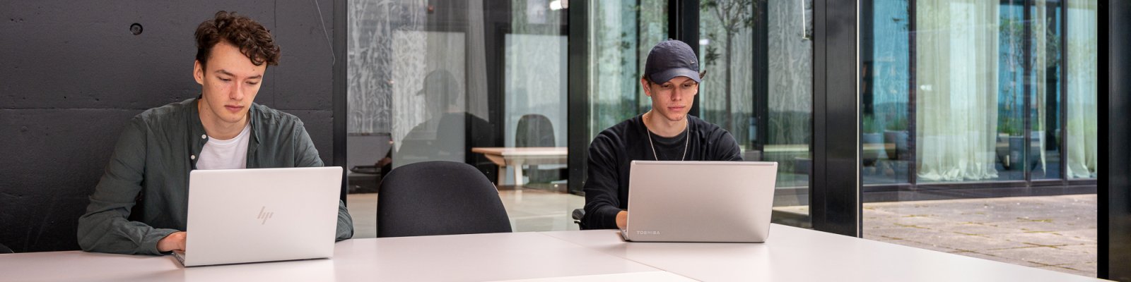 Studenten met laptops studeren in de Universiteitsbibliotheek Science Park