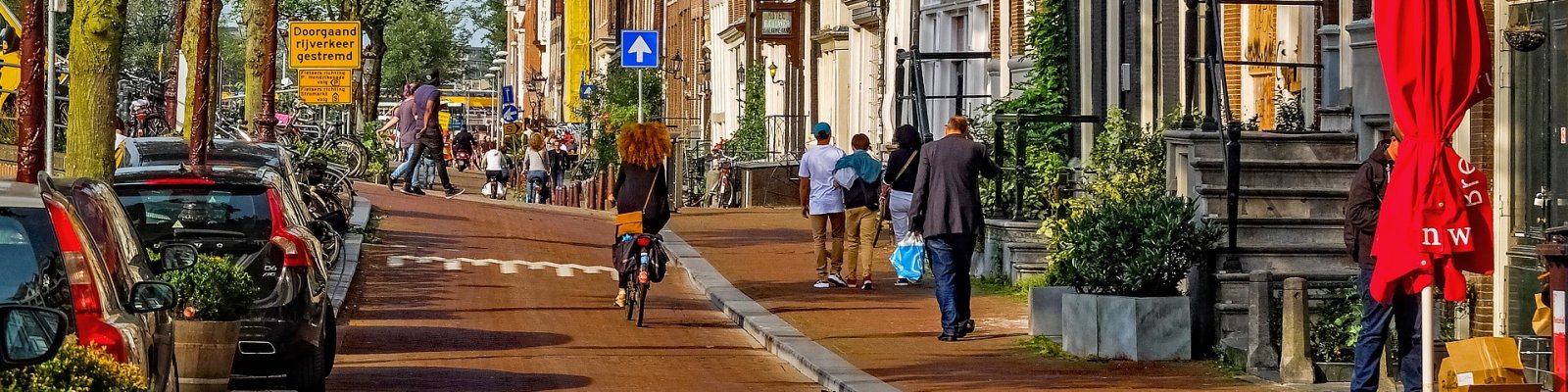 Fietser op straat in Amsterdam (Pixabay)