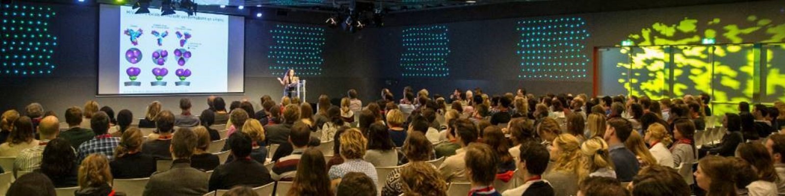 Zaal met sprekers en publiek tijdens Science for life conference