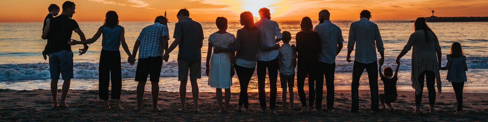 Familie op het strand, foto: Tyler Nix, via Unsplash