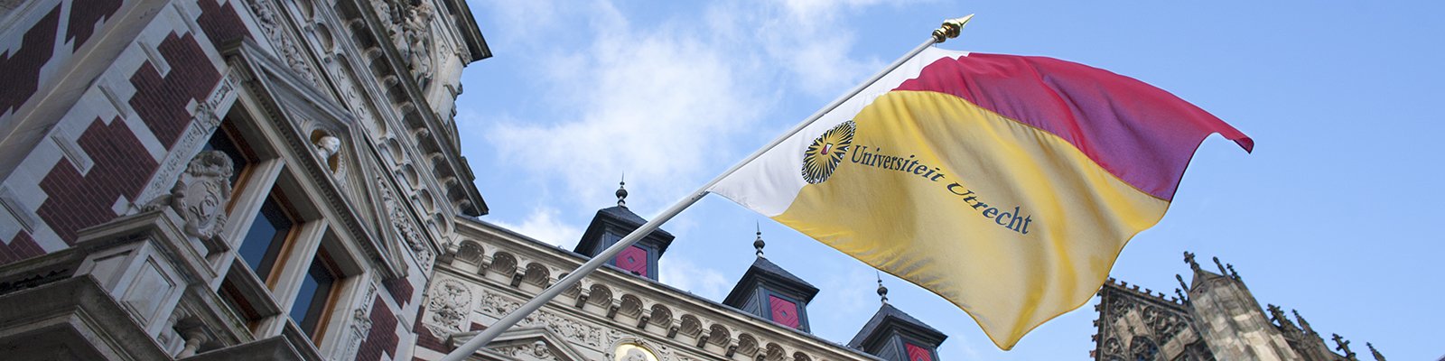 Universiteitsvlag wappert bij Academiegebouw Universiteit Utrecht
