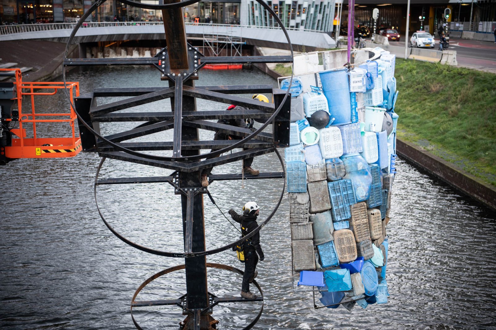 Plastic Walvis duikt op in Utrecht, foto: Robert Oosterbroek