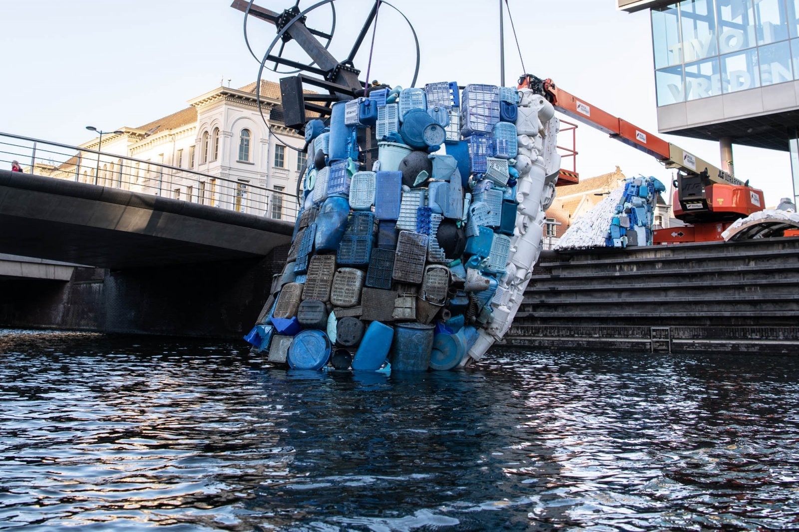 Plastic Walvis duikt op in Utrecht, foto: Robert Oosterbroek