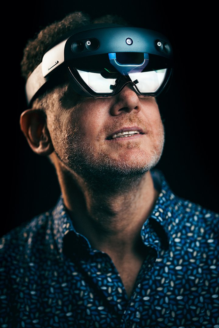 Portret van Beerend Hierck met een VR bril op