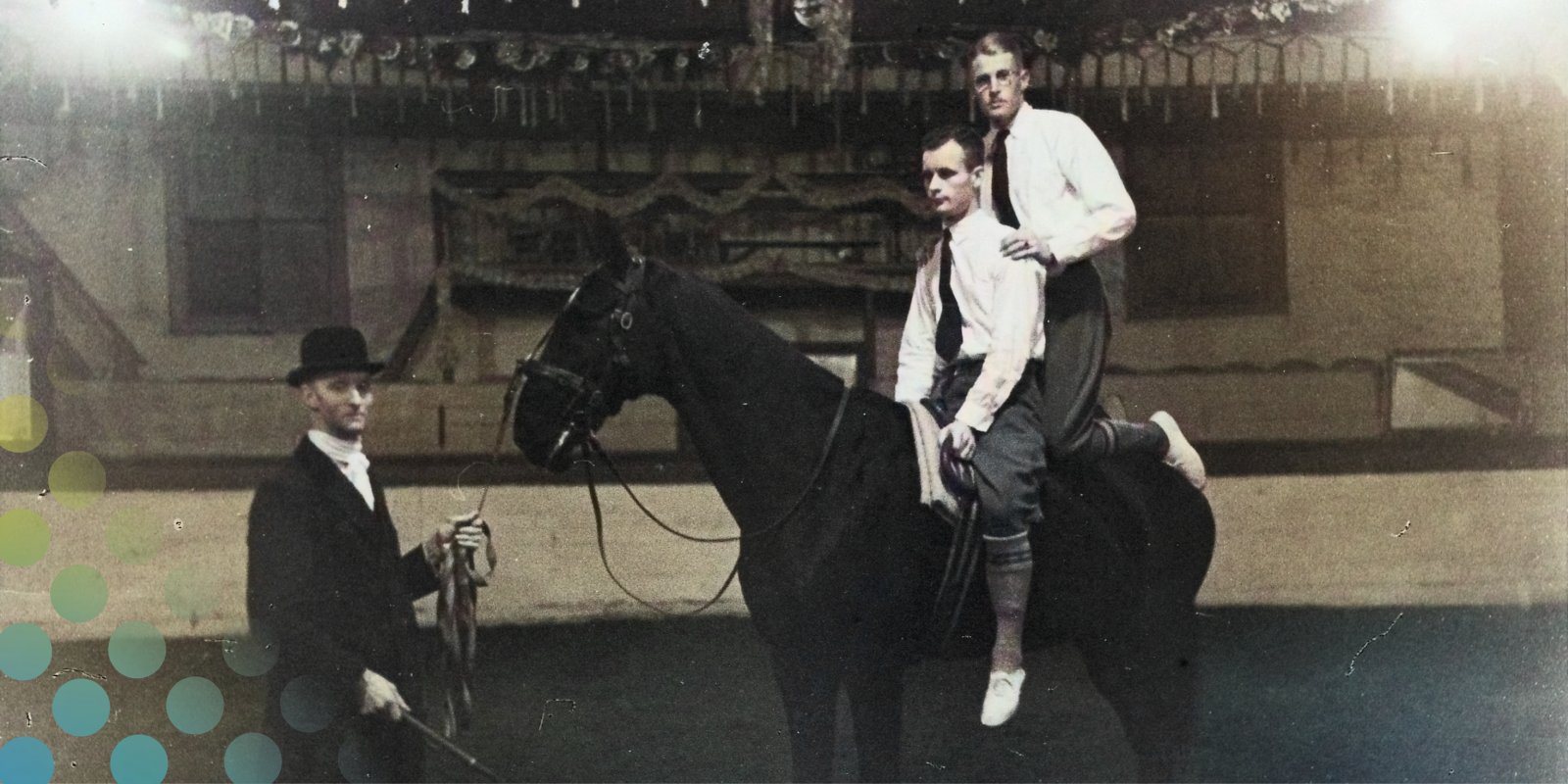 Twee mannen op een paard, de een zit en de ander zit op zijn knieen achterop. Een derde man houdt het paard vast.