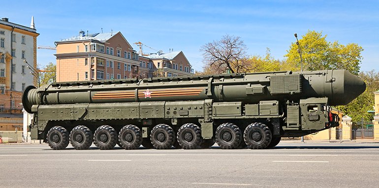 Russische kernraket "RS-24 Yars" tijdens een militaire parade in Moskou in 2015 © iStockphoto.com/rusm