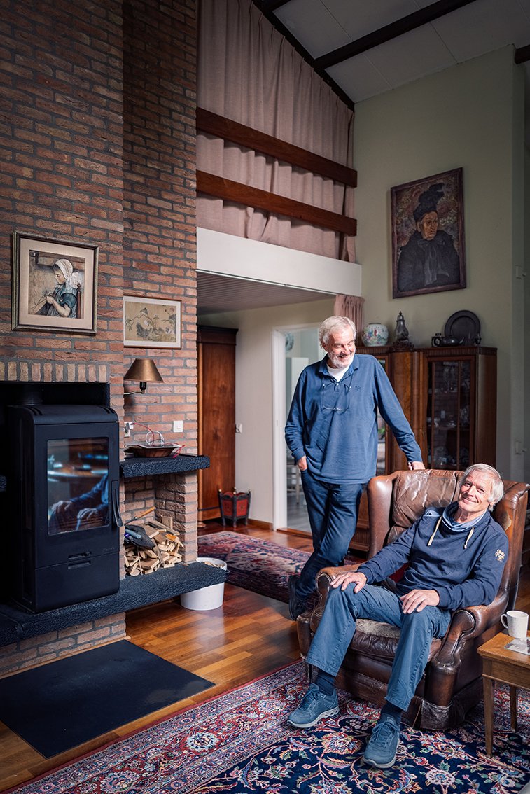 Portret van de gepensioneerde dierenartsen en zwagers Jelke Algra en Lex Lobstein in de huiskamer van een van beide in Balk, Friesland