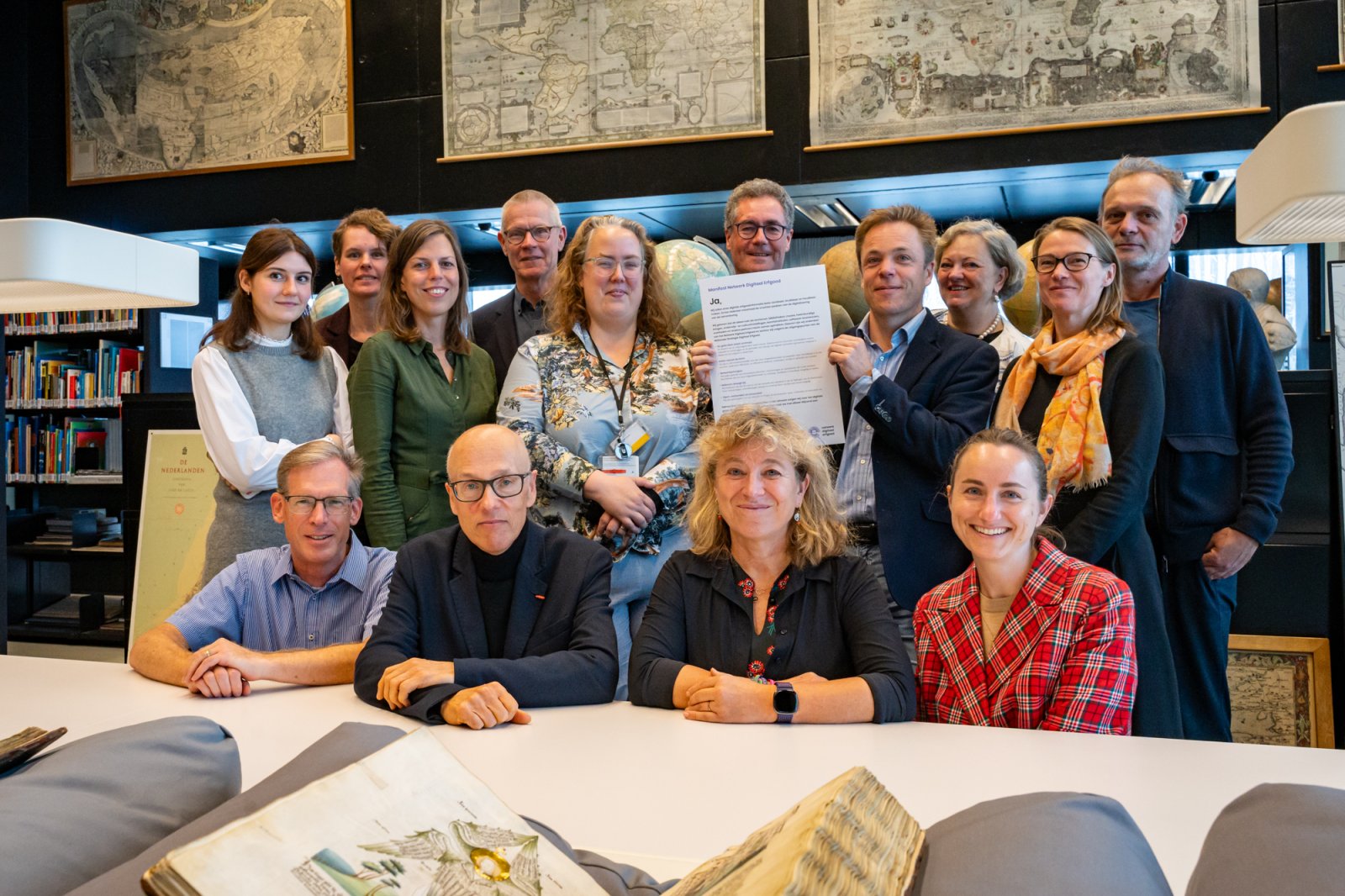 Collega's van de Universiteitsbibliotheek en het Netwerk Digitaal Erfgoed bij de ondertekening van het Manifest Netwerk Digitaal Erfgoed op 18 oktober 2023