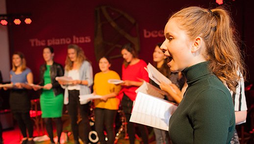 jonge vrouwen zingen in een koor