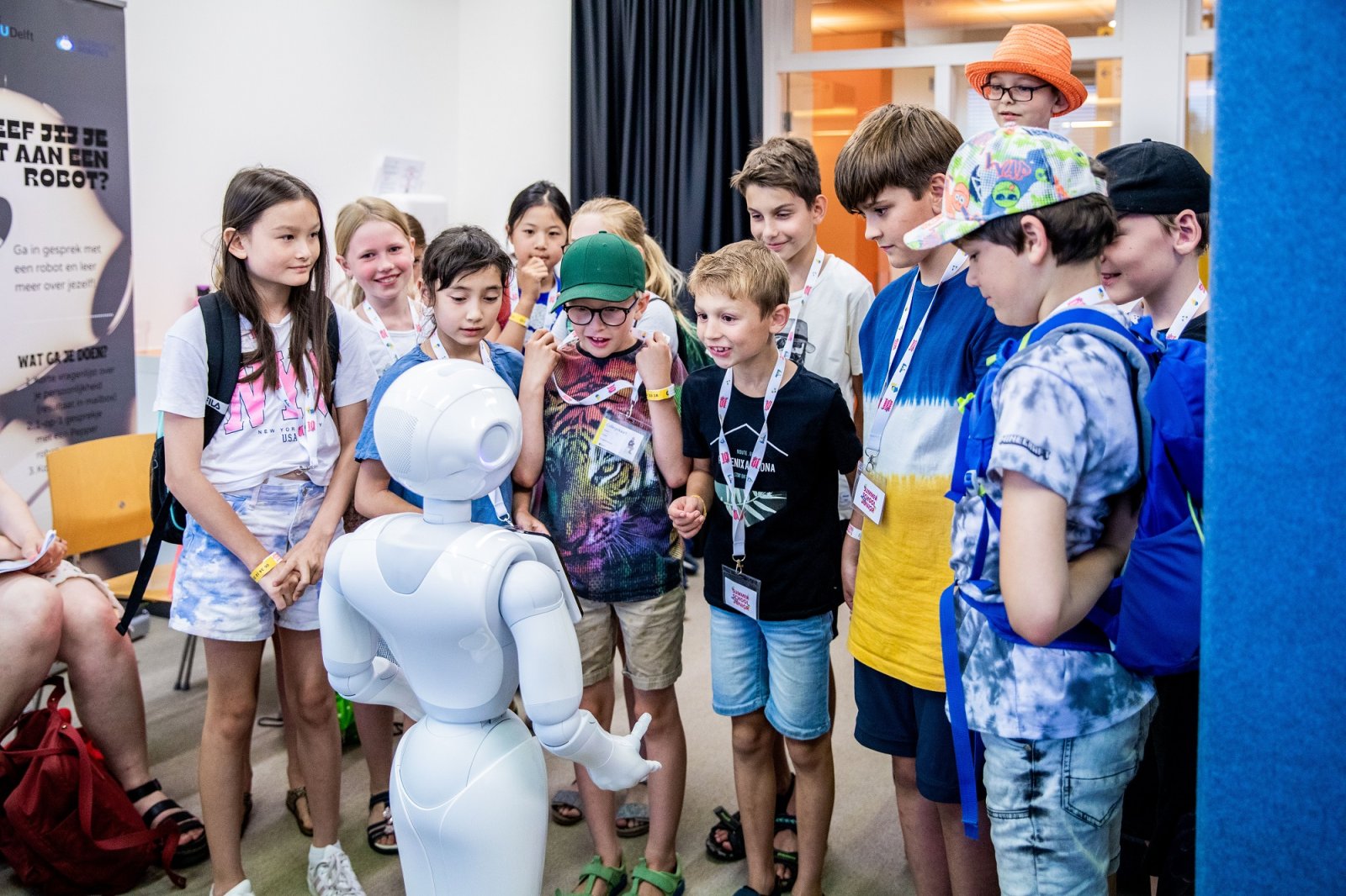 Kinderen tijdens het robot programma van Summerschool Junior