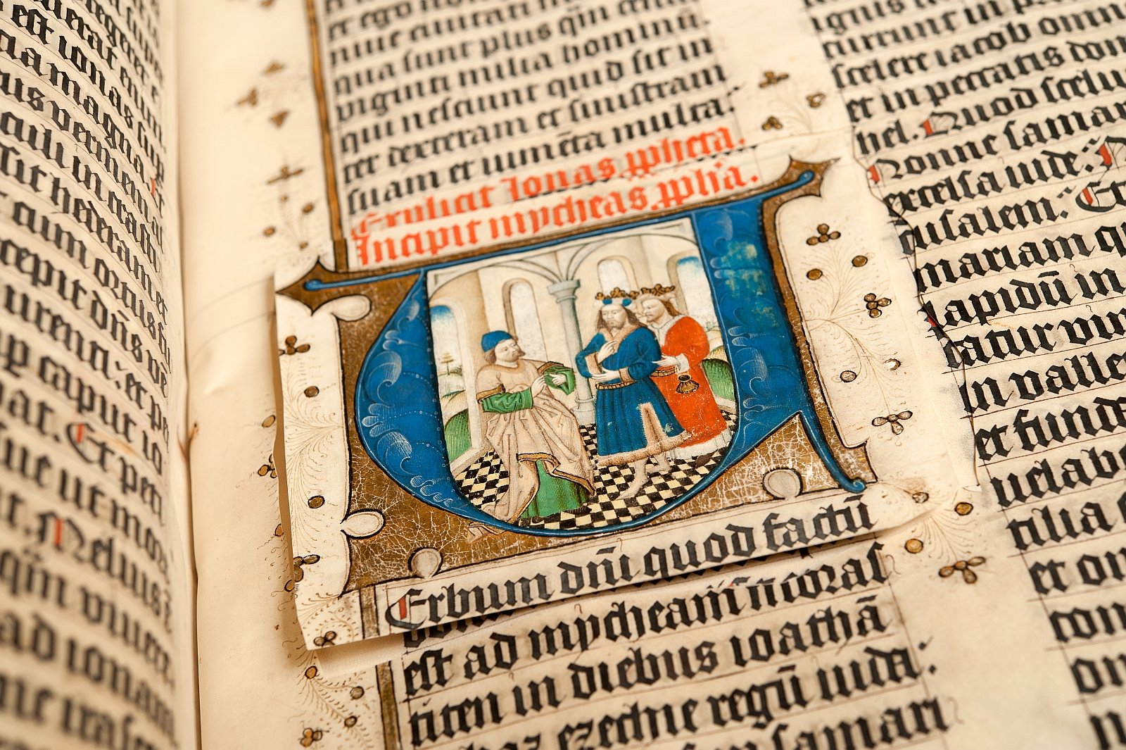 Zwolse Bijbel met uitgesneden initiaal, topstuk uit Bijzondere Collecties van de Universiteitsbibliotheek Utrecht.