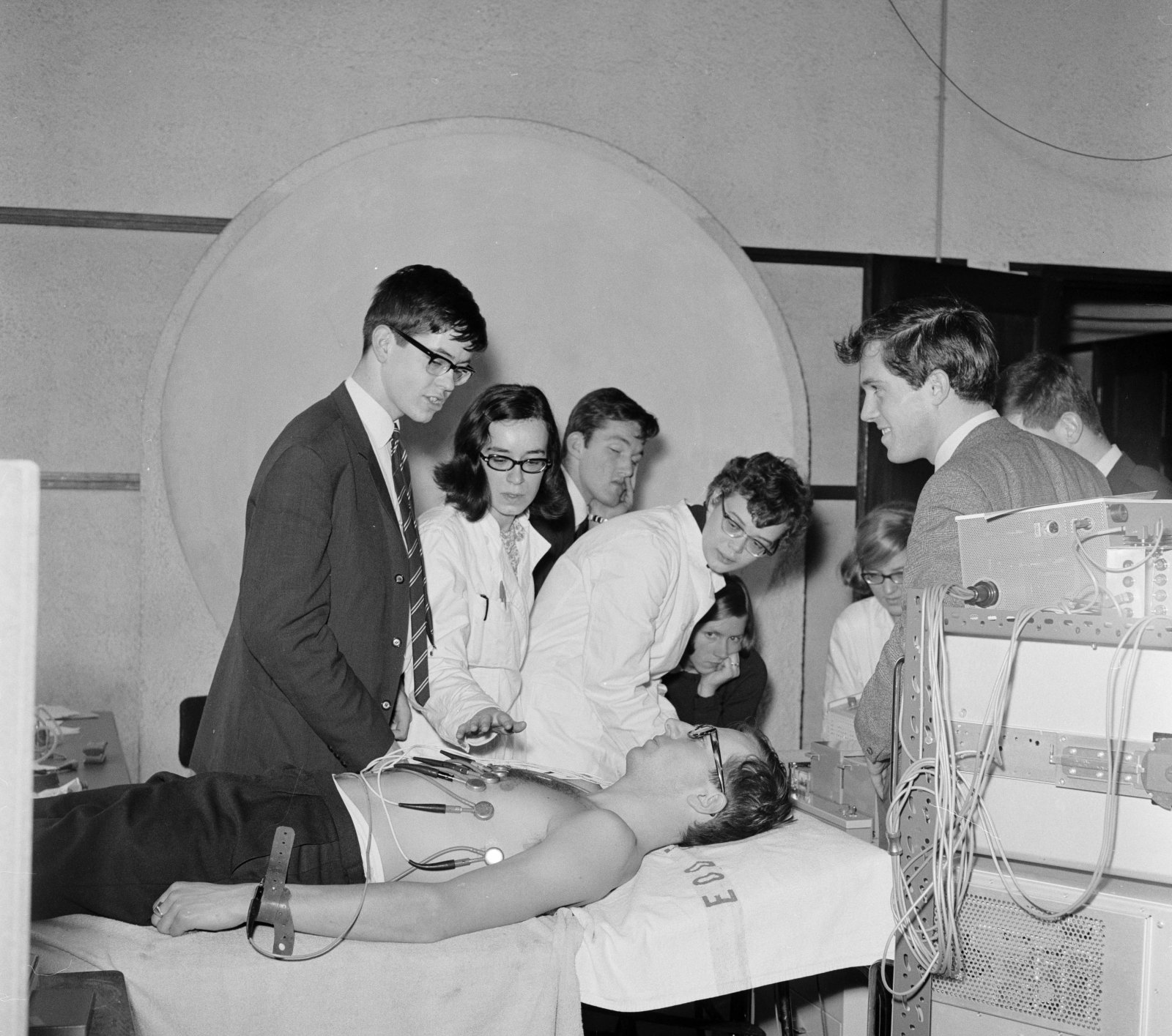Foto uit 1986, een groep studenten staat om een patient op een tafel heen.