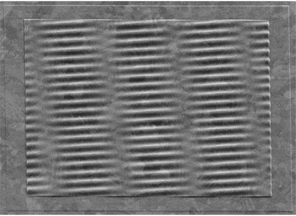 Een tweedimensionaal diffractierooster met een golvend oppervlak, geproduceerd met behulp van de nieuwe techniek (elektronenmicroscopiebeeld). 