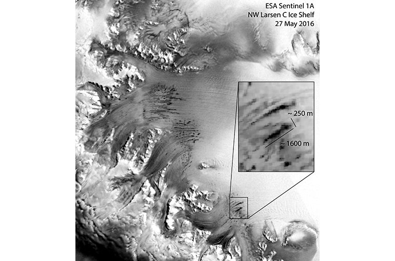 De satellietfoto van 27 mei 2016 toont parallelle winterse smeltmeren op de Larsen C ijsplaat. (© ESA)