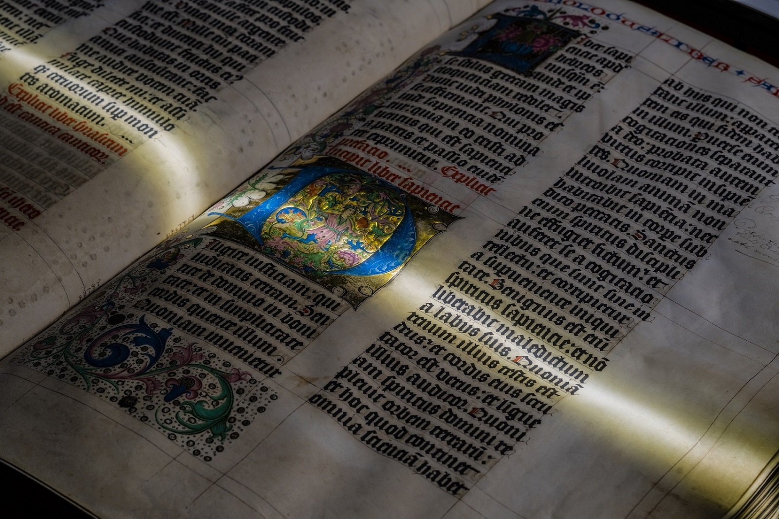 Een middeleeuws handschrift onder de scanner