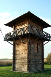 Reconstructie van een houten Romeinse wachttoren (turris) bij Vechten. Bron: Wikimedia/Niels Bosboom