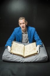 Conservator Bart Jaski met het Utrechts Psalter, topstuk uit de Bijzondere Collecties van de Universiteitsbibliotheek Utrecht