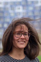 Portret Mariana Simoes with wind blowing in hair