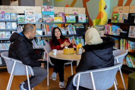 Twee bezoekers gaan in gesprek met een wetenschapper in een wijkbibliotheek tijdens Even over Morgen