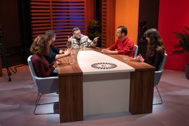 Vijf personen zijn met elkaar in gesprek aan een tafel in Studio 041.