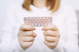 Vrouw met een strip van de anticonceptiepil