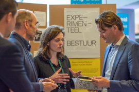 Maarten Hajer and Suzanne Potjer present publication 'Experimental Governance' to Secretary General Maarten Schurink at 'Dag van de Stad 2019'