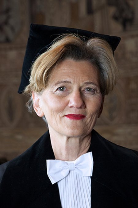 Prof. dr. Rosemarie Buikema in 2017, voor de viering van 100 jaar vrouwelijke hoogleraren aan de Universiteit Utrecht. Foto: © Wieke Eefting