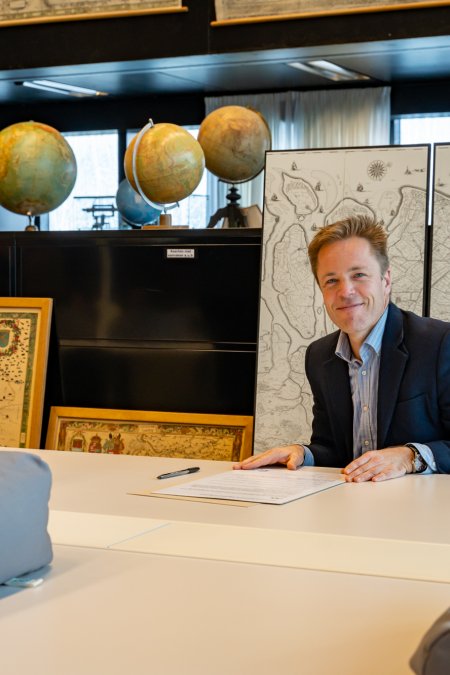 Matthijs van Otegem, directeur van de Universiteitsbibliotheek Utrecht ondertekent het Manifest Netwerk Digitaal Erfgoed.