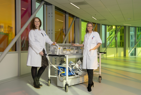 Researchers Cora Nijboer and Manon Benders standing next to an incubator