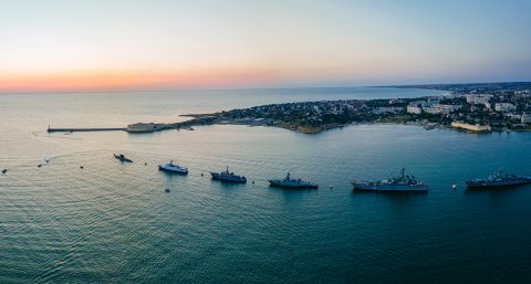 Russische vloot paradeert in baai Sevastopol (de Krim) op marinedag © iStockphoto.com/Vladimir Zapletin