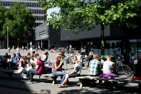 Studenten houden buiten pauze op het Utrecht Science Park