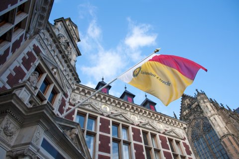 Vlag Universiteit Utrecht wappert bij het Academiegebouw.