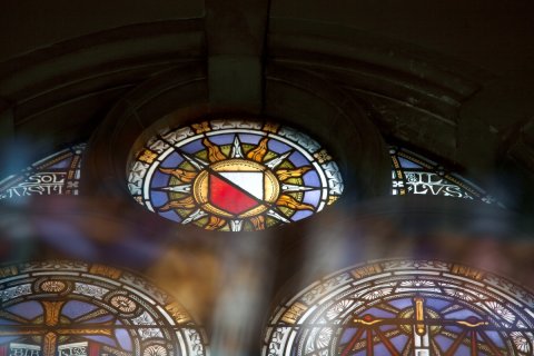 Sol, de zon van het logo van de Universiteit Utrecht in glas in lood.