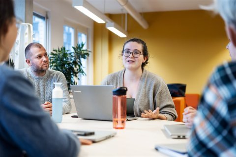 Studenten overleggen samen in een studieruimte