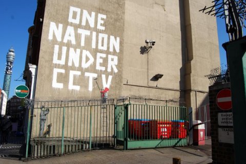 Kunstwerk van Banksy - One Nation Under CCTV, CC BY-SA 2.0. Bron: Wikimedia