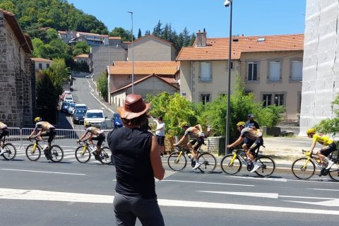 Douwe van Hinsbergen tijdens de Tour de France kijkend naar de wielrenners