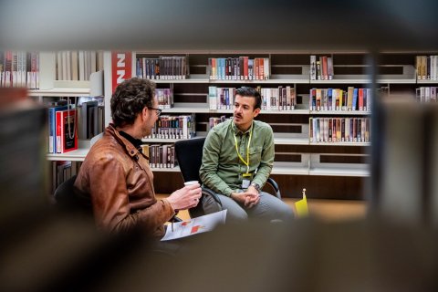 Onderzoeker Ties Fakkel in gesprek in bibliotheek Hoograven