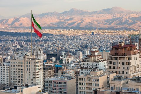 Iraanse vlag op een gebouw in Teheran, Iran © iStockphoto.com/BornaMir