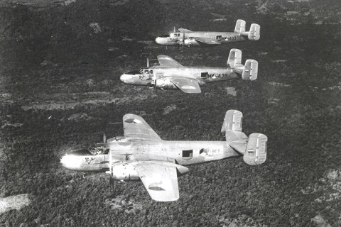 B-25 ‘Mitchell’ bommenwerpers van de Militaire Luchtvaart van het KNIL boven Sumatra, 1946. Foto: Collectie Nederlands Instituut voor Militaire Historie
