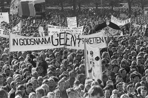 Demonstranten op het Malieveld in Den Haag in 1983 die demonstreren tegen de plaatsing van Amerikaanse kruisraketten in Nederland. Bron: Wikimedia/Anefo/Rob Bogaerts