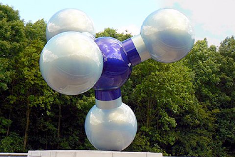 Het kunstwerk Gasmolecule van Marc Ruygrok. Foto: Gerardus, via Wikimedia Commons (publiek domein)
