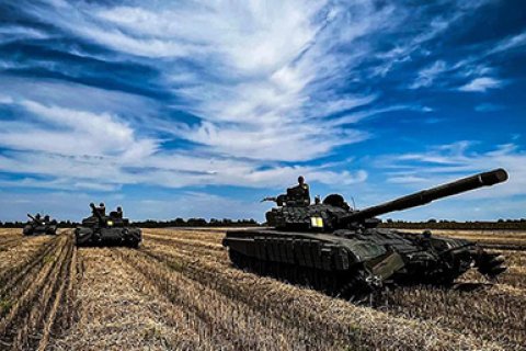 Tanks, aan Oekraïne gedoneerd door Polen. Foto: General Staff of the Armed Forces of Ukraine, via Wikimedia Commons (CC BY 4.0)