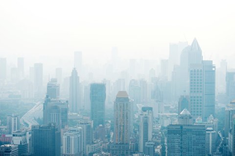 Smog in Shanghai city © iStockphoto.com/baona
