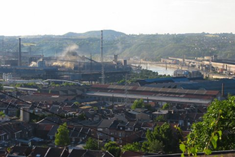 Staalindustrie bij Luik in België. Bron: Wikimedia/François Schreuer