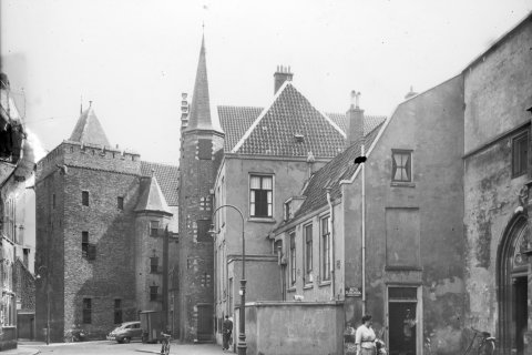 Gezicht in Achter de Dom te Utrecht uit het noorden met de kapittelzaal en een klaustraal huis van de Dom; geheel rechts de oostelijke ingang van de kruisgang.